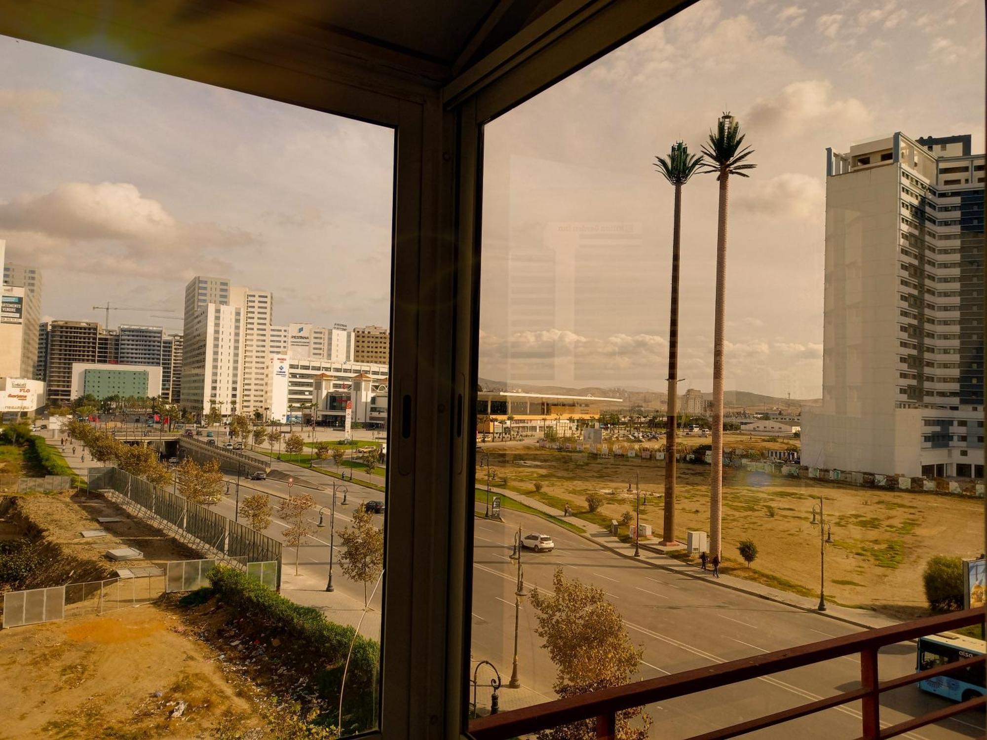 Moderne Appartement Au Plein Centre-Ville En Face Hilton & La Gare De Train Tgv Avec Climatisation Танжер Экстерьер фото